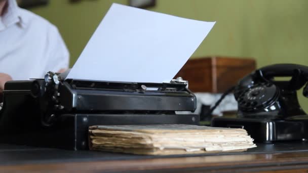 Schreibtisch. alte Schreibmaschine, altes Telefon. — Stockvideo