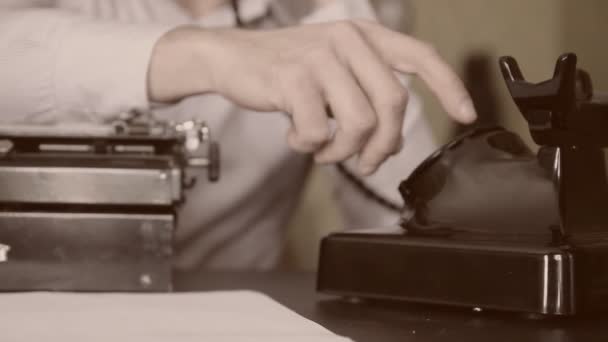 Pracovní stůl. Vintage psací stroj, starý telefon sépie — Stock video