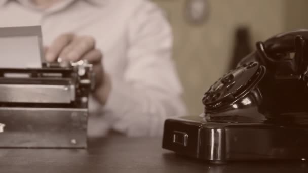 桌子。老式打字机，旧手机深褐色 — 图库视频影像