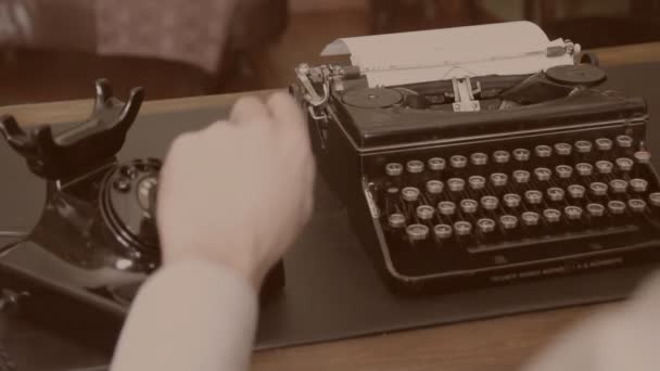 Íróasztal. Vintage írógép, régi telefon szépia — Stock videók