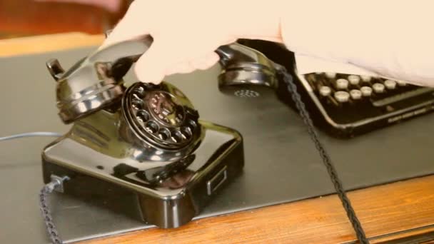 책상입니다. 빈티지 타자기, 오래 된 전화 — 비디오