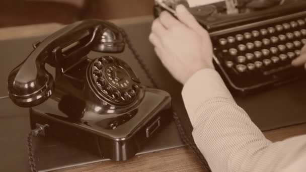 Skrivbord. Vintage skrivmaskin, gamla telefon sepia — Stockvideo