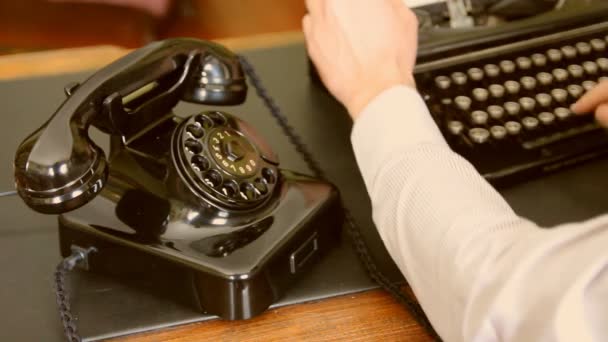 Bureau. Vintage machine à écrire, vieux téléphone — Video