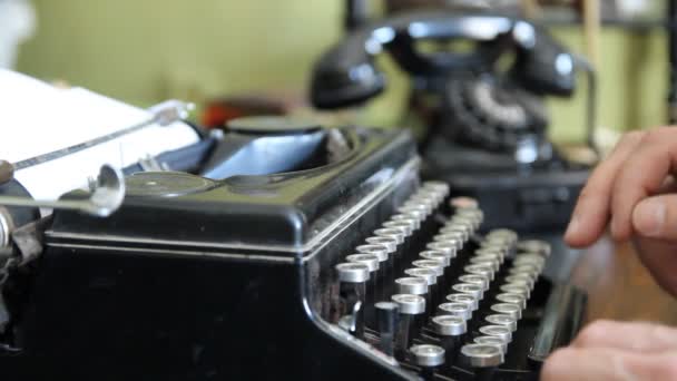 Skrivbord. Vintage skrivmaskin, gamla telefon — Stockvideo