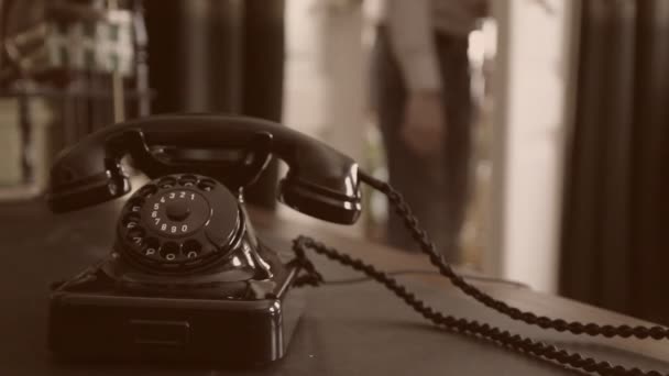 Telefone preto vintage. Homem marca Sepia — Vídeo de Stock