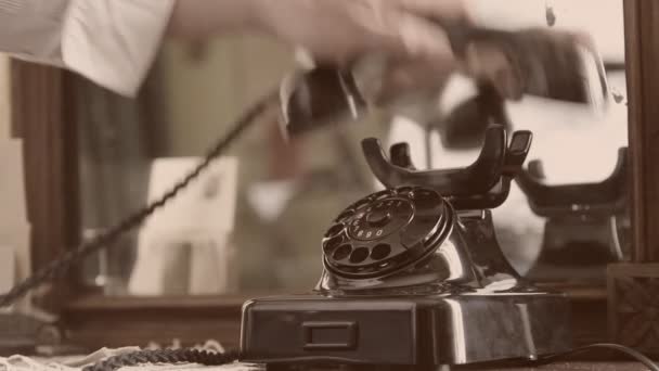 Vintage svart telefon. man ringer sepia — Stockvideo