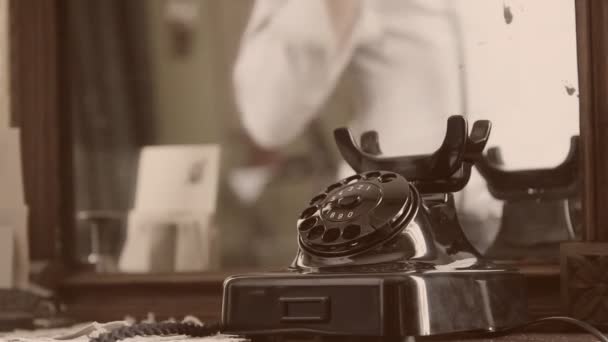 Teléfono negro vintage. Hombre marca Sepia — Vídeo de stock