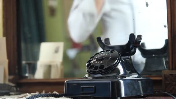 Vintage zwarte telefoon. man wijzerplaten — Stockvideo