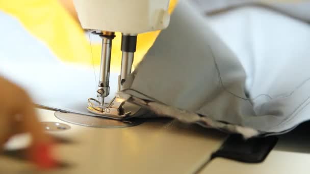 Рабочая и промышленная (профессиональная) швейная машина — стоковое видео