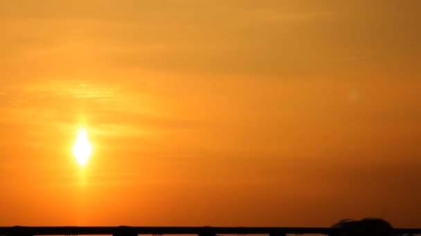 Silhouetten von Autos auf der Autobahn. kontrsvet, Sonnenuntergang — Stockvideo