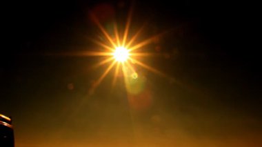 siluetleri arabaların otoyolda. gün batımı