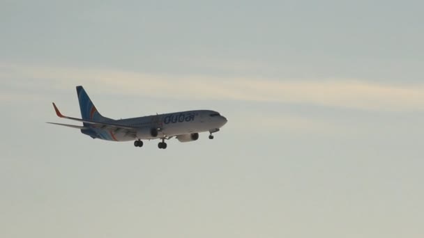 Boeing 737-800, aerolínea Flydubai. Aterrizaje en el aeropuerto de Ufa — Vídeos de Stock