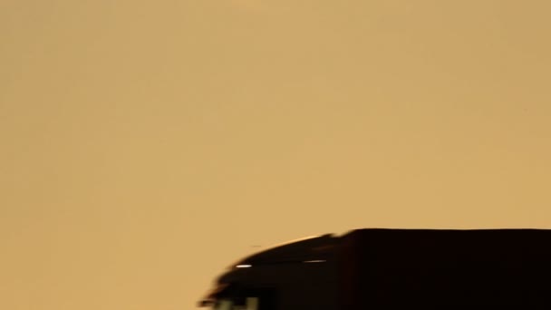 Silhouette di auto in autostrada. tramonto — Video Stock