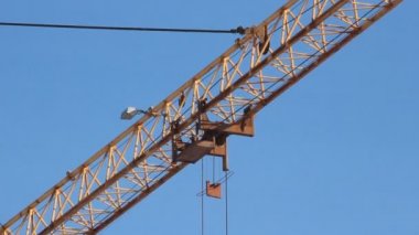 İnşaat vinç kaldırma. İnşaat alanı