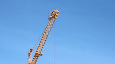 İnşaat vinç kaldırma. İnşaat alanı
