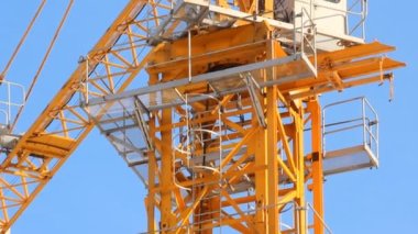 İnşaat vinç kaldırma. İnşaat alanı