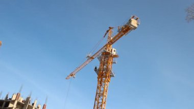 İnşaat vinç kaldırma. İnşaat alanı