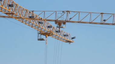 İnşaat vinç kaldırma. İnşaat alanı