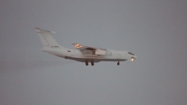 Ufa, Ryssland - 26 februari: il-76, landar på flygplatsen i ufa på den 26 februari, 2013 i ufa, Ryssland. — Stockvideo