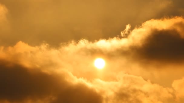 Solen. Solopgang, solnedgang. Bylandskab – Stock-video