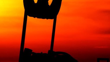 petrol üretimi. gün batımında yağ pompaları