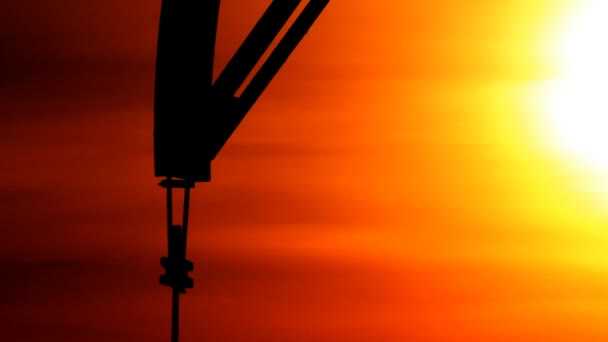 Ölförderung. Ölpumpen bei Sonnenuntergang — Stockvideo