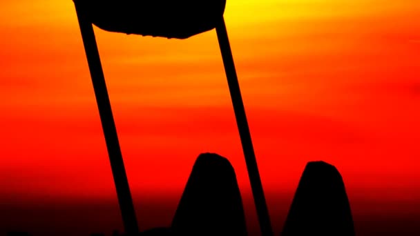 Production de pétrole. Pompes à huile au coucher du soleil 
