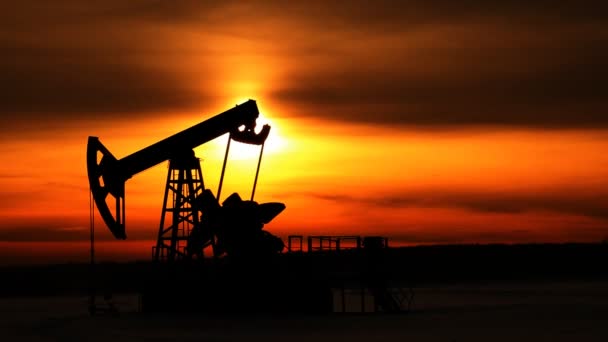 Olieproductie. oliepompen bij zonsondergang — Stockvideo