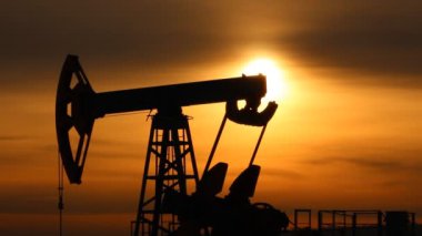 petrol üretimi. gün batımında yağ pompaları