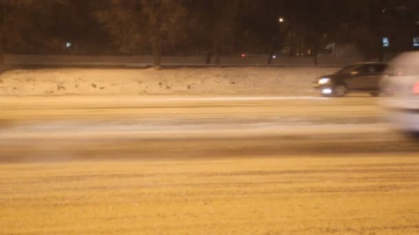 Vintern highway. snö, blizzard, bilar — Stockvideo