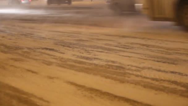 Autopista de invierno. Nieve, ventisca, coches — Vídeo de stock