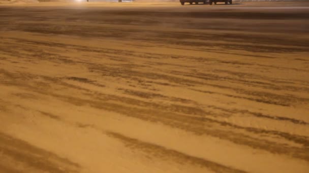Зимнее шоссе. Снег, метель, машины — стоковое видео