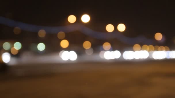 Зимнее шоссе. Снег, метель, машины — стоковое видео