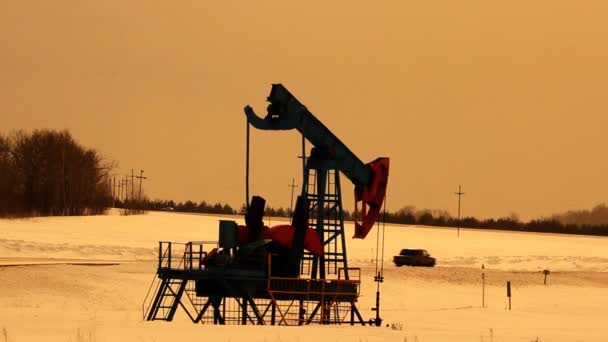 Ölförderung. Ölpumpen bei Sonnenuntergang — Stockvideo