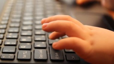 Bebek el ve bilgisayar klavye. bir çocuk çalış