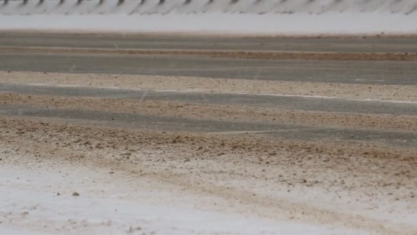 Voitures sur route d'hiver 