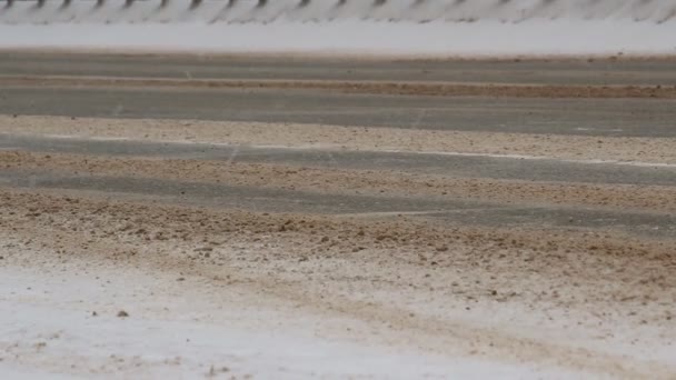 Carros na estrada de inverno — Vídeo de Stock