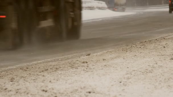 Αυτοκίνητα στο δρόμο του χειμώνα — Αρχείο Βίντεο
