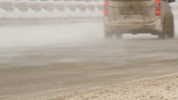 Coches en la carretera de invierno — Vídeos de Stock