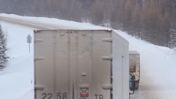 Samochody na drodze zima — Wideo stockowe