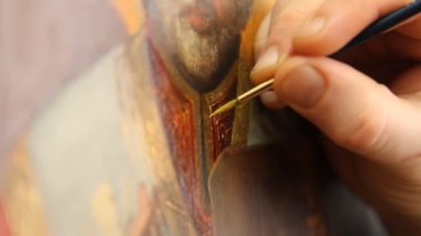 iconographer fırça ile Hıristiyan simgesinin resmi
