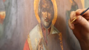 iconographer fırça ile Hıristiyan simgesinin resmi