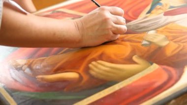 iconographer fırça ile Hıristiyan simgesinin resmi
