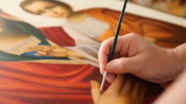 iconographer fırça ile Hıristiyan simgesinin resmi