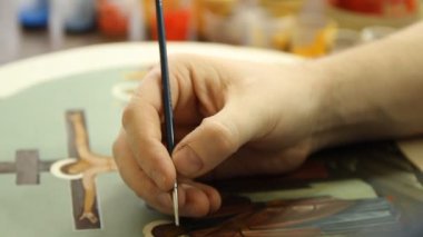 iconographer fırça ile Hıristiyan simgesinin resmi