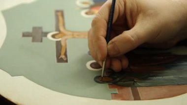 iconographer fırça ile Hıristiyan simgesinin resmi