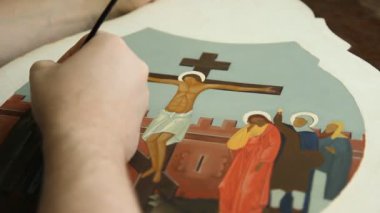 iconographer fırça ile Hıristiyan simgesinin resmi
