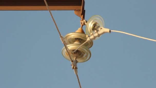 Электрический столб с проводами — стоковое видео