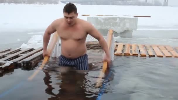 Schwimmen im Eisloch — Stockvideo