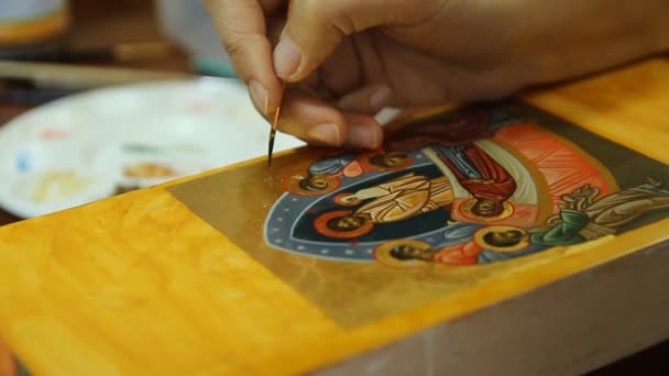 Pittura iconografa di icona cristiana con pennello — Video Stock